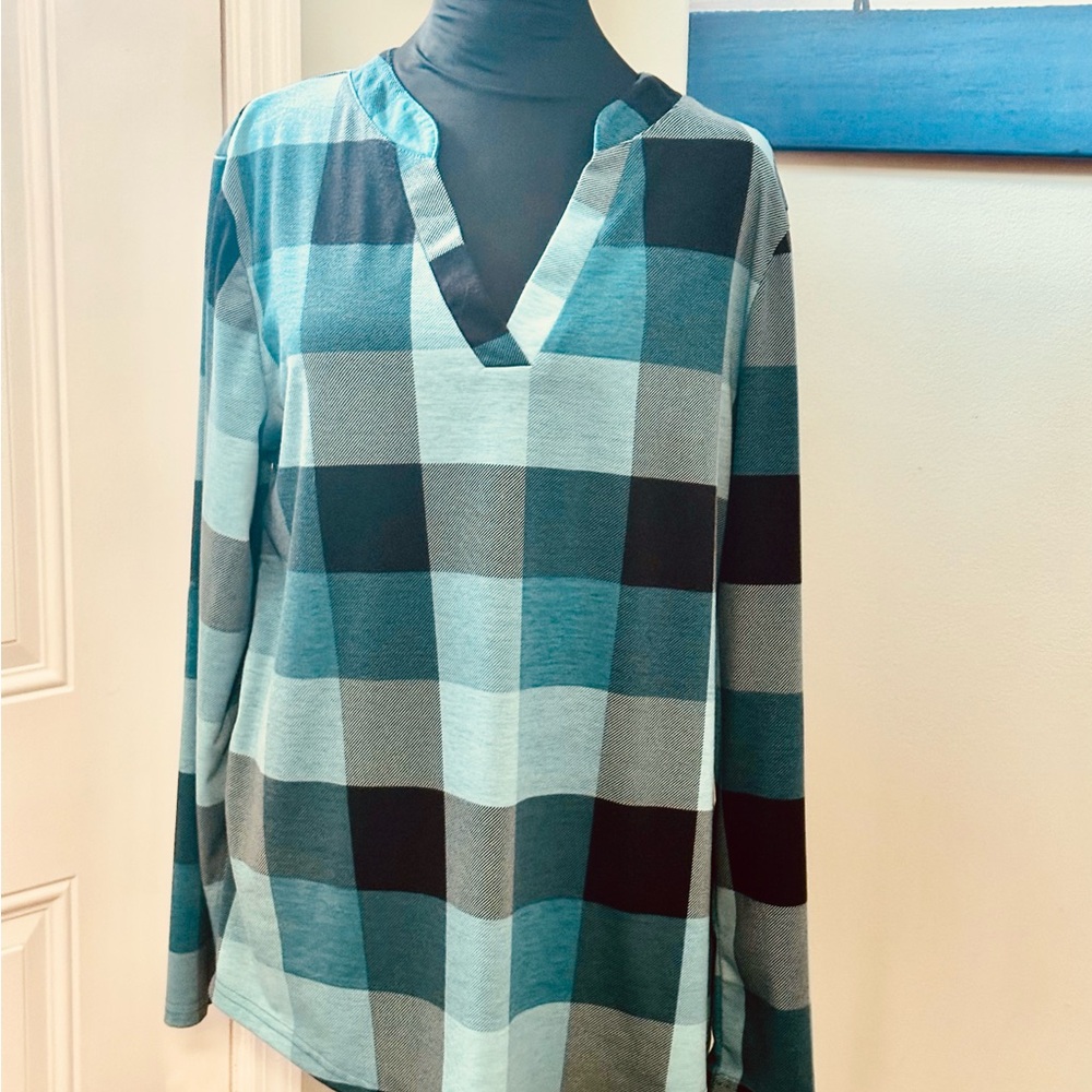 Elegant Checkered V-Neck Blouseโ